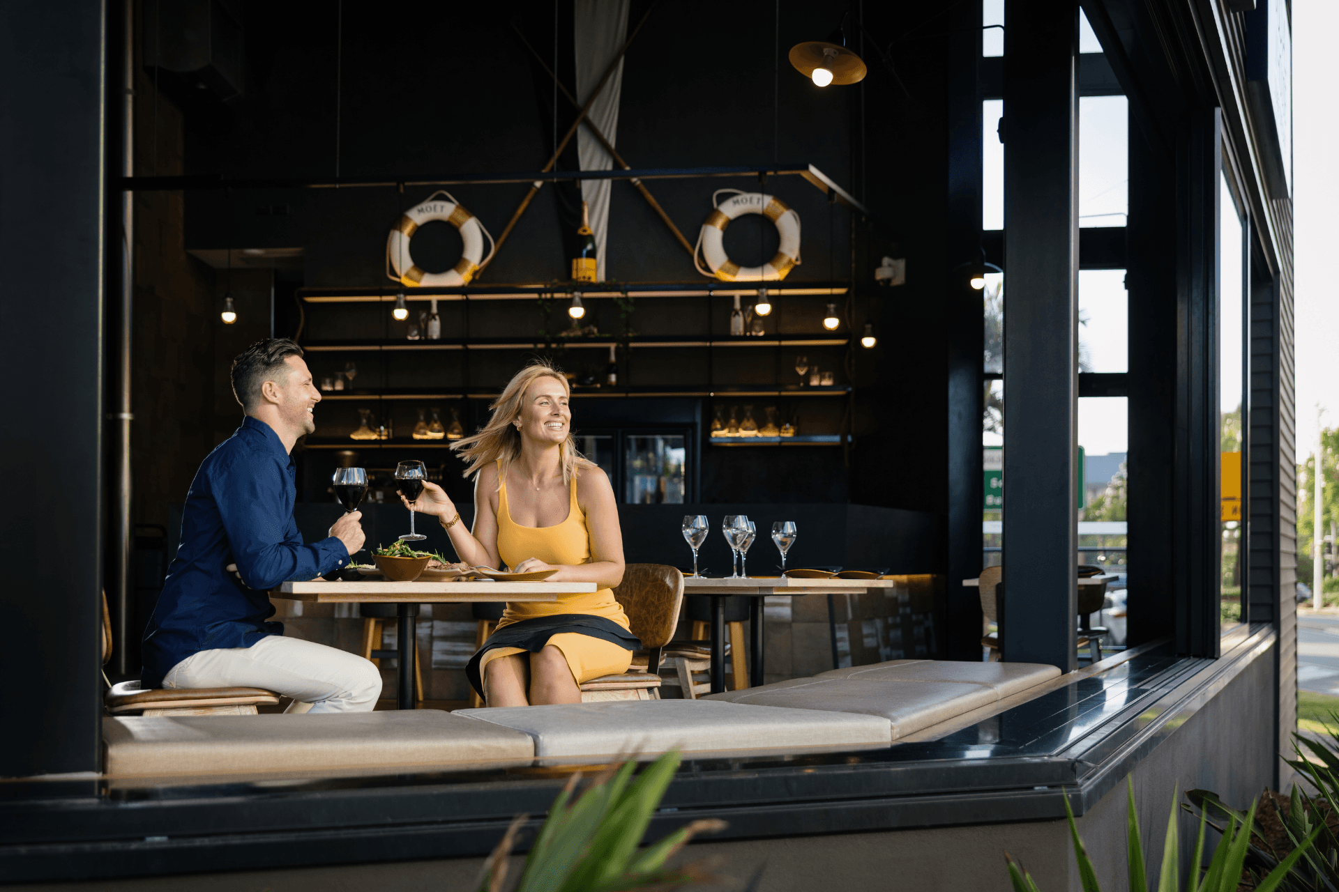 couple-enjoying-dinner