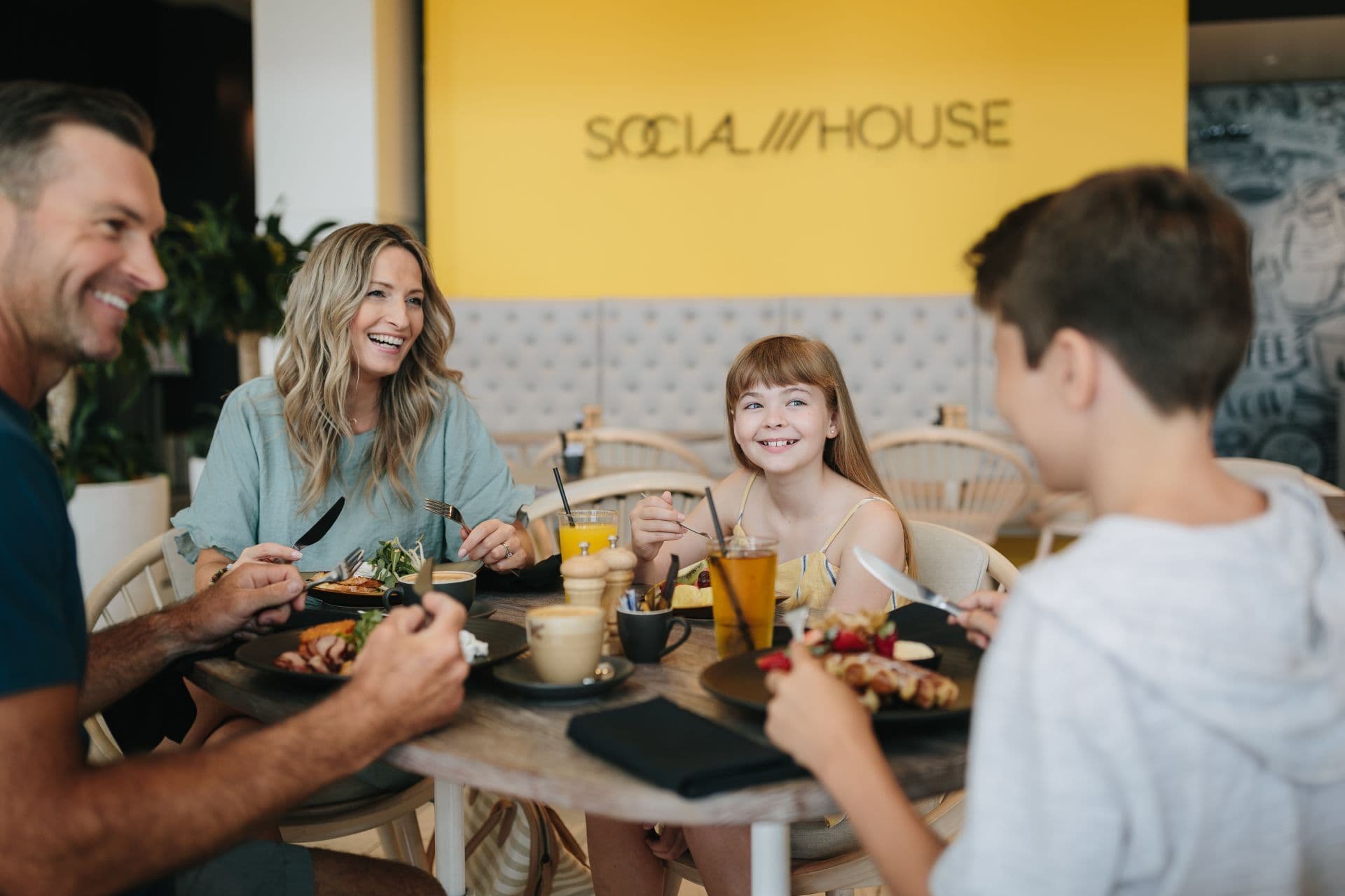 family-eating-at-restaurant