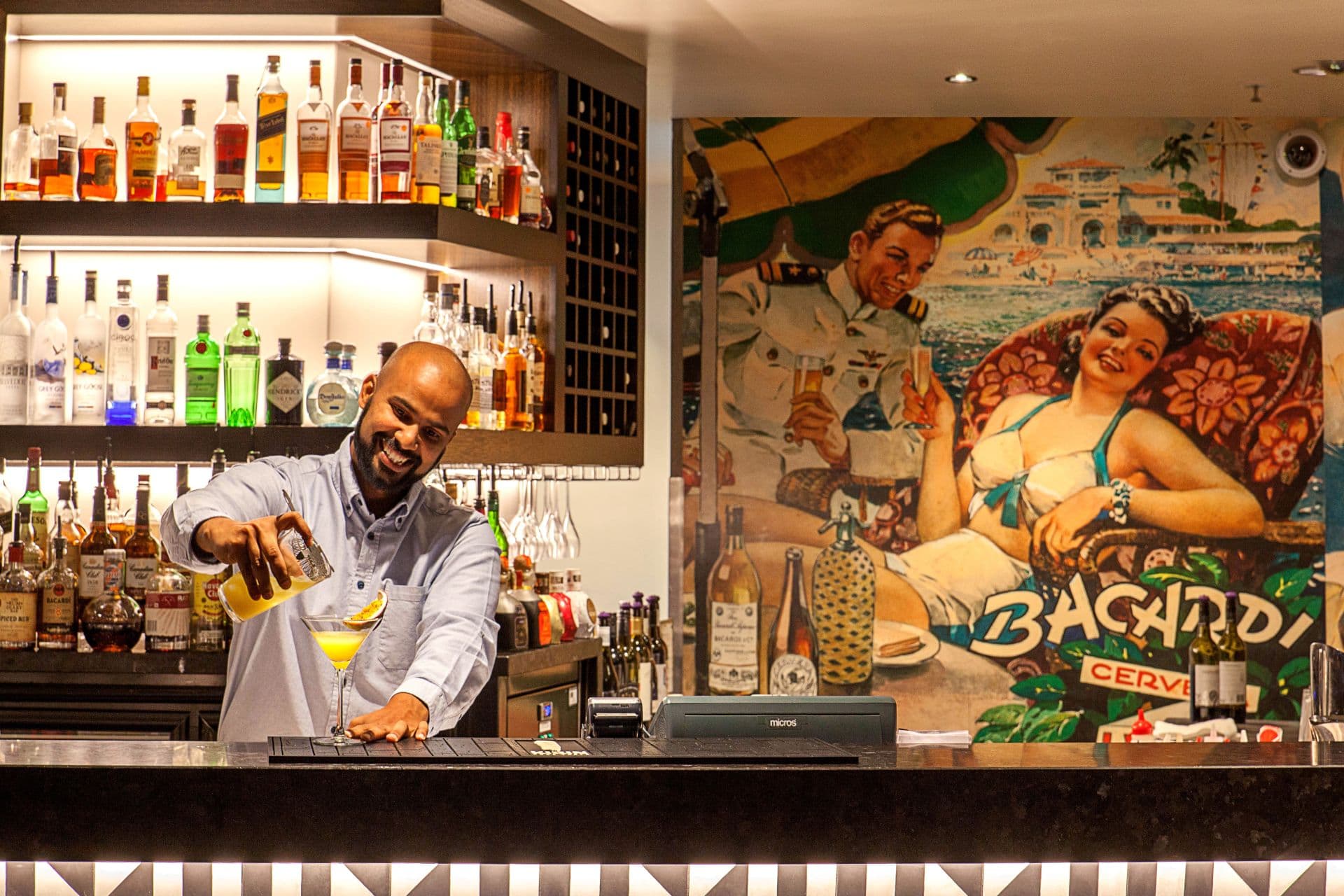 bartender-pouring-drink