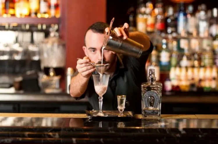 bartender-pouring-cocktail