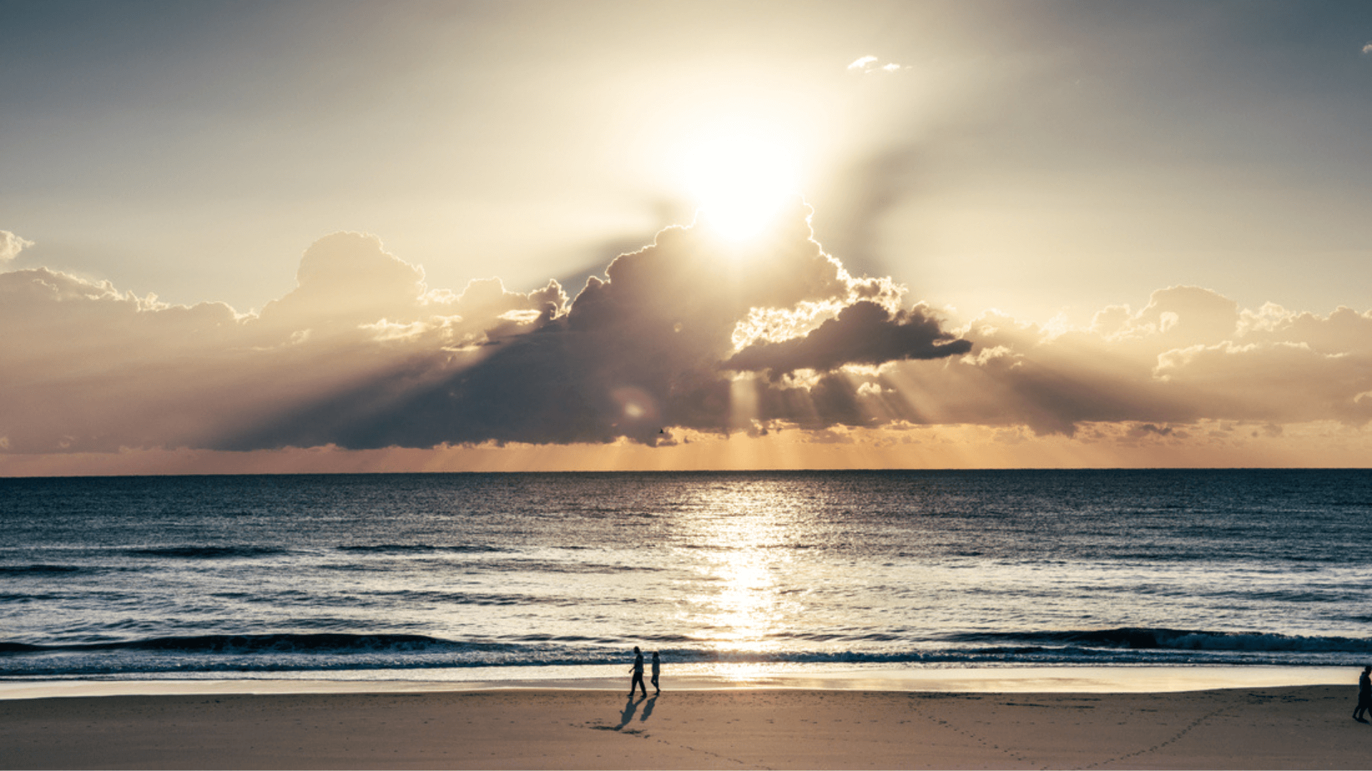 couple-walking-beach-sunrise-on-the-gold-coast